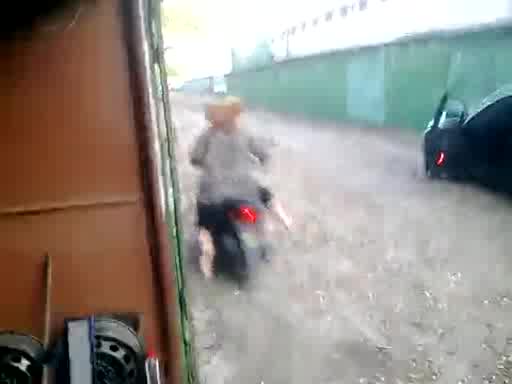 Никога не давайте мотор на жена