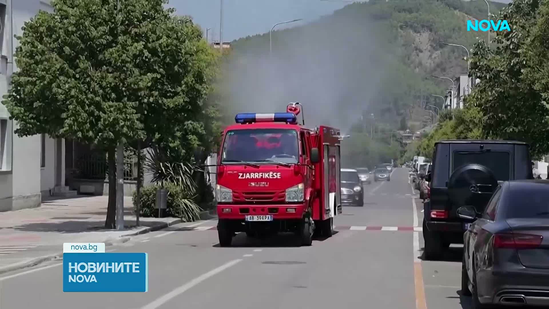 Пожарни камиони се превърнаха в „душове“ заради горещата вълна в Албания