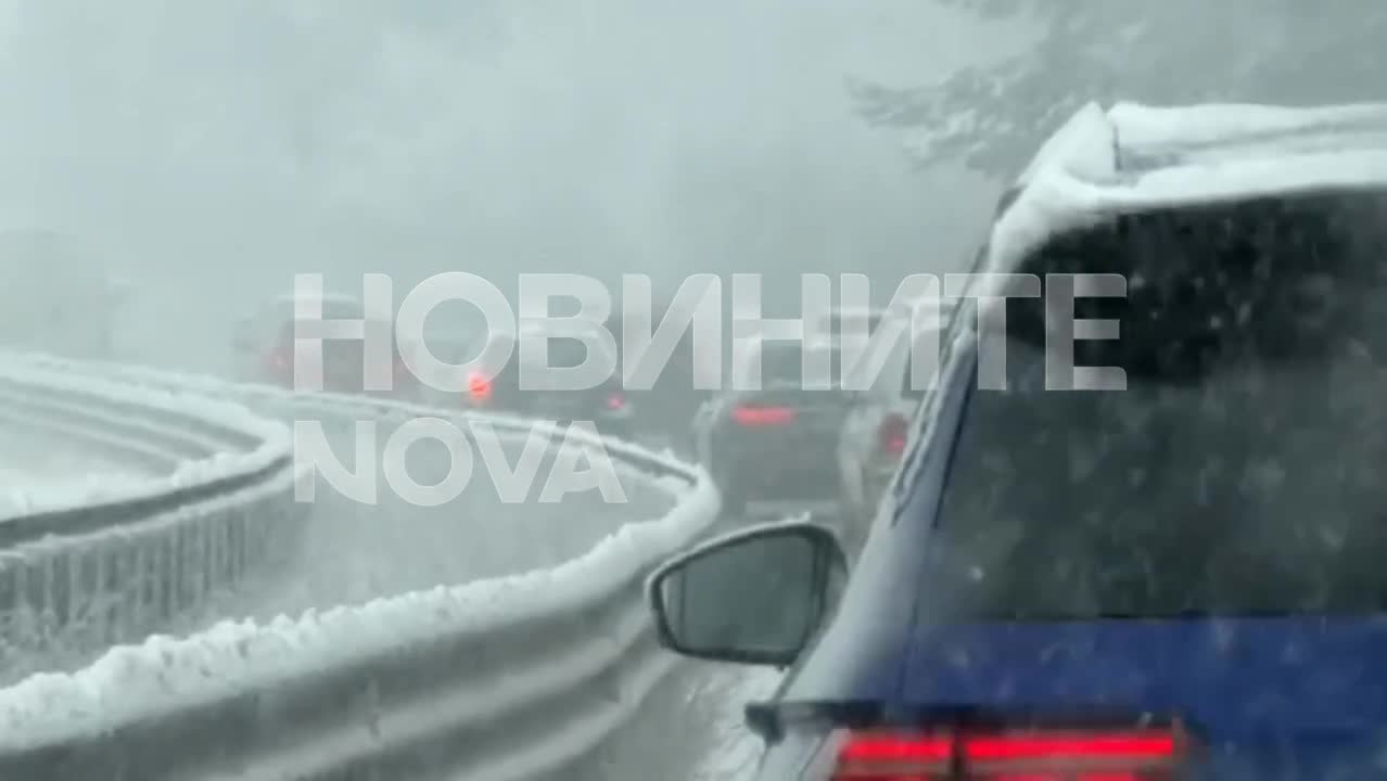 Тежка зимна обстановка в страната: Затворени пътища, закъсали тирове и ограничено движение