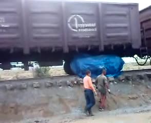 Ето така се разтоварва цял вагон с чакъл
