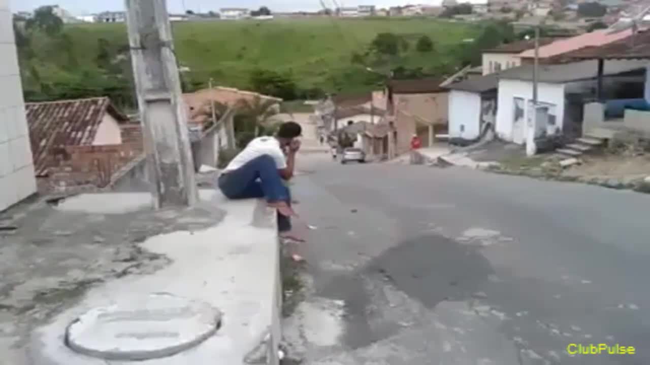 Забавна шега ! Стрелба от мотор в движение