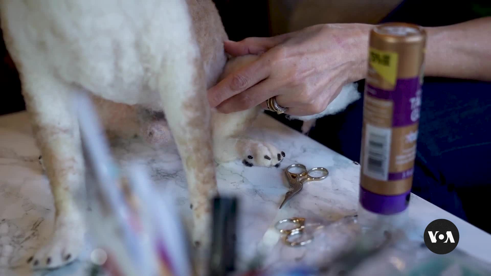 От корпоративния свят към изкуството: Линда Фачи, която връща спомени с вълшебни кучета от филц