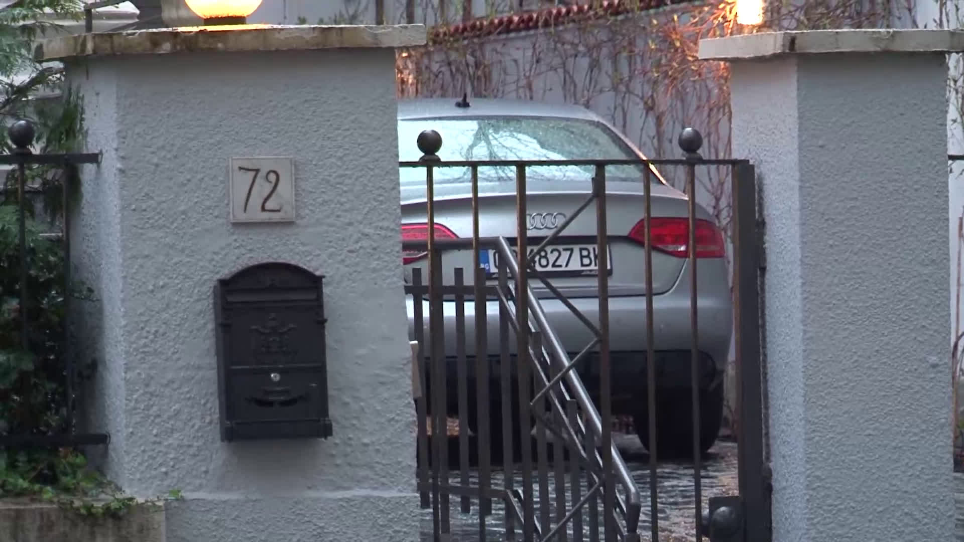 Полицаи обискират дома на майката на шофьора, предизвикал катастрофата с Милен Цветков