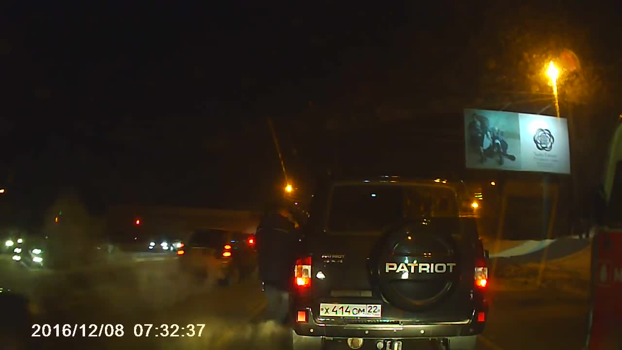 Батка слезе от джип, за да накаже шофьор на автобус, получи неприятна и болезнена изненада