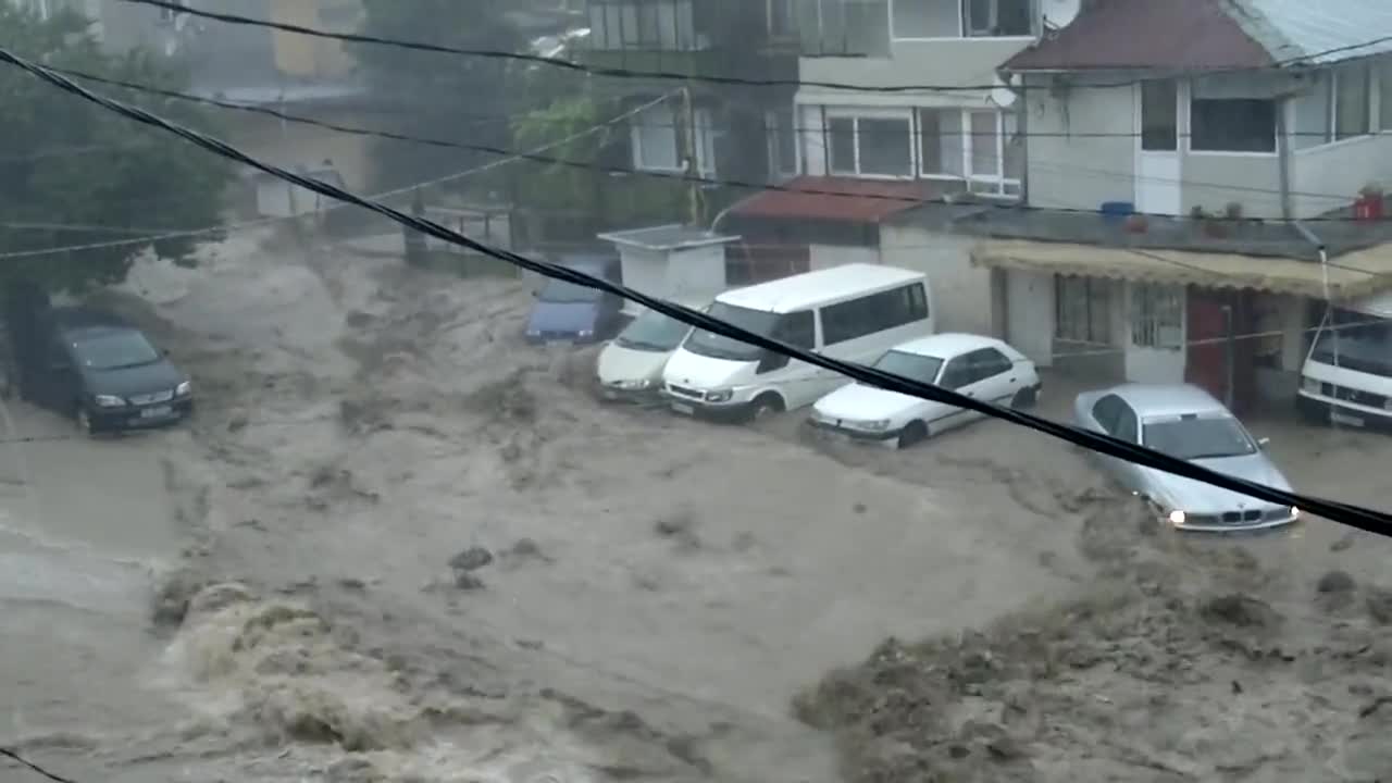 Потопът във Варна отнася кола!