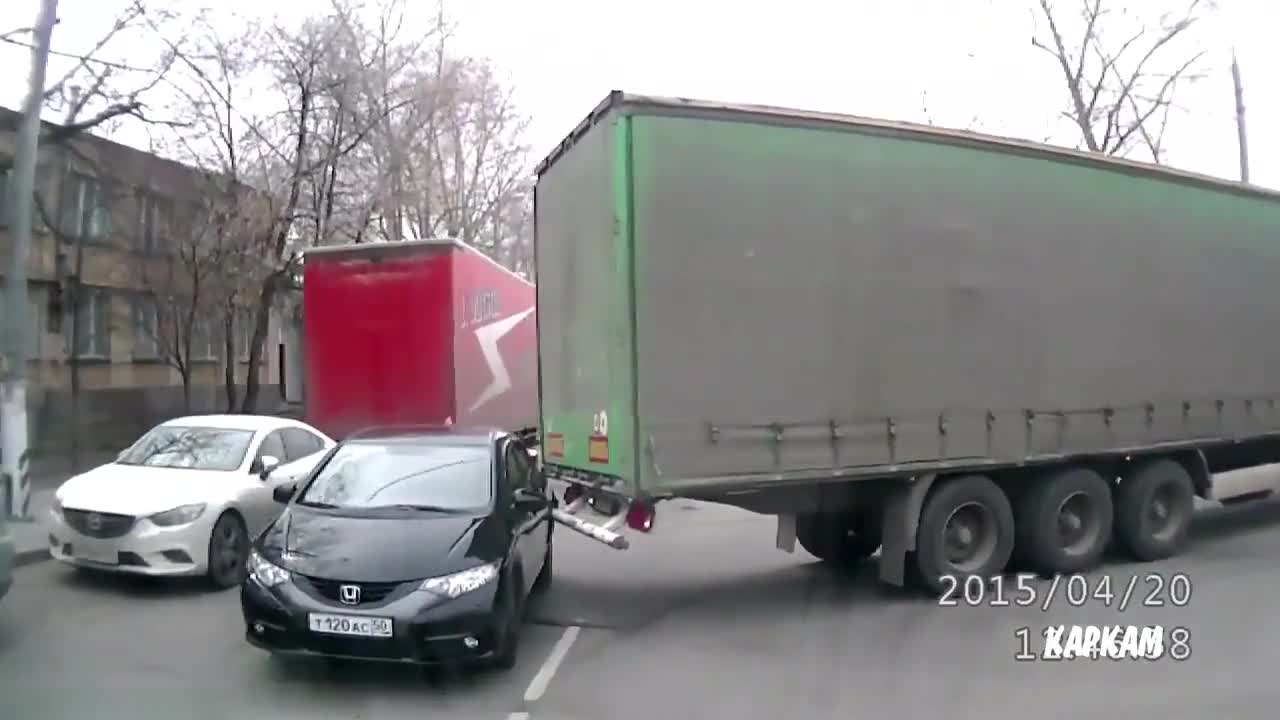 Камион закача и влачи лек автомобил