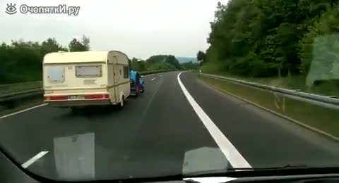 Трактор изпреварва автомобил, който се движи с 100 км/ч