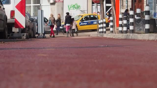 Покриват улиците на Варна с червен асфалт (ВИДЕО)