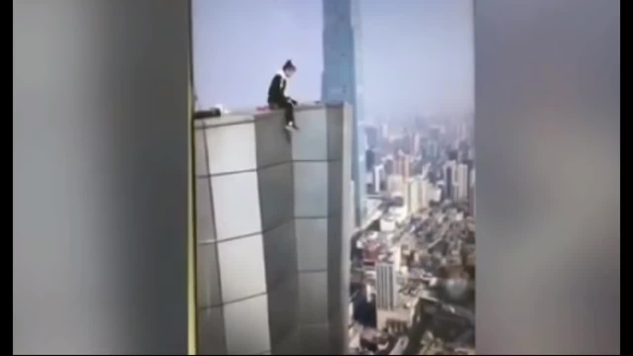 Китаец падна от небостъргач