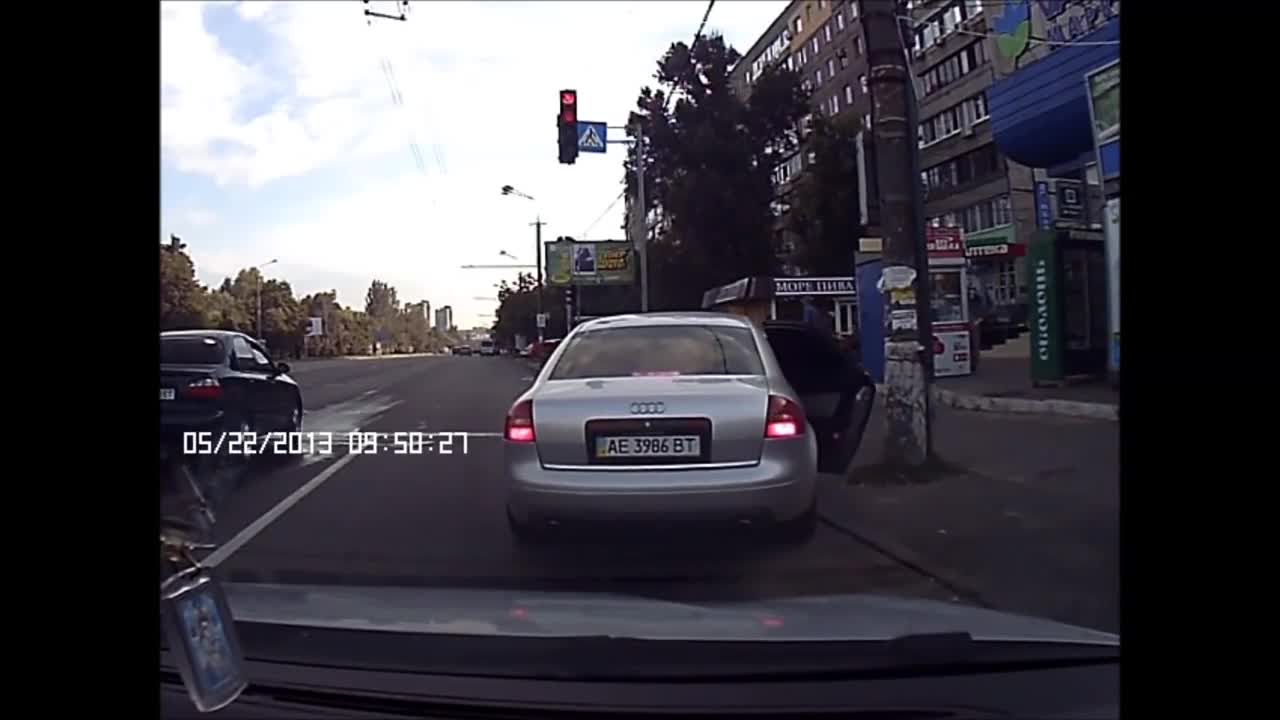 Ето как трима маскирани мъже ограбват водач на Мерцедес посред бял ден!!!