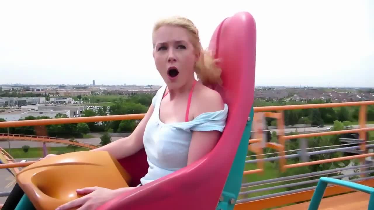 Блондинка Срещу Влакче На Ужасите!!! Смях