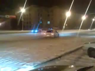 Дрифтъри се гаврят с полицай