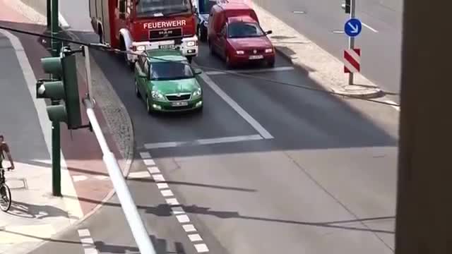 Ето как малоумен шофьор възпрепятства пожарен камион с включена сирена!