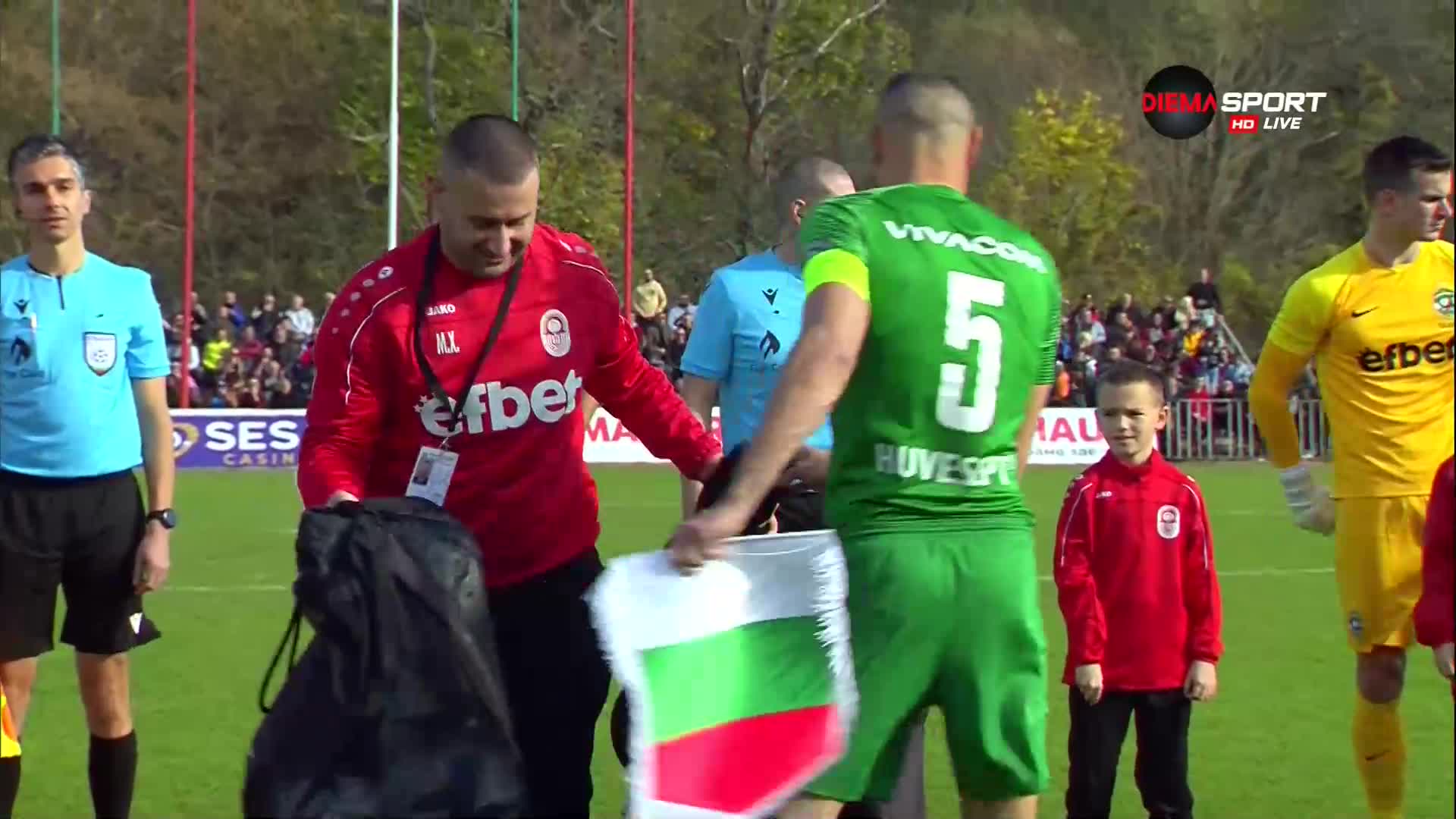 Футболистите на Лудогорец подариха футболни топки за школата на Розова долина