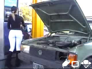 Готина Мацка Обслужва Клиент На Газстанция