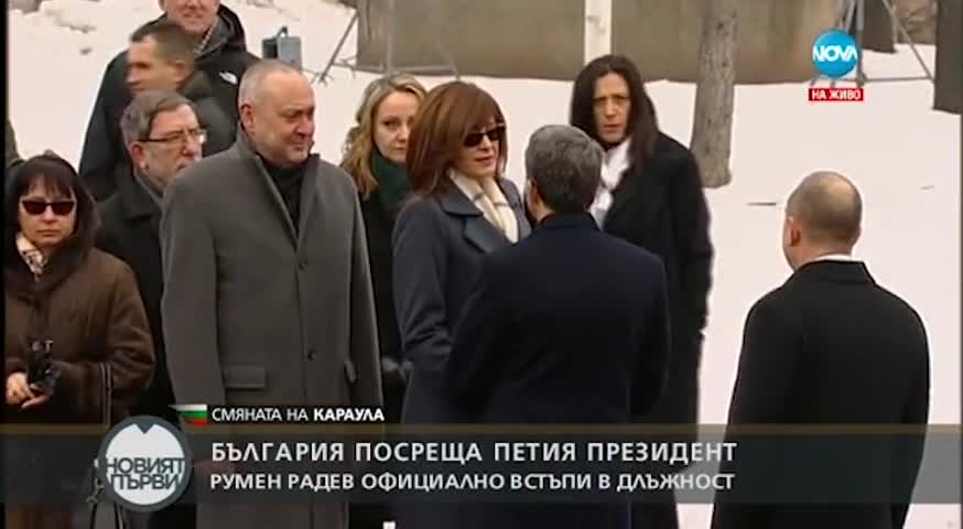 Първата дама - с тъмни очила по време на церемонията