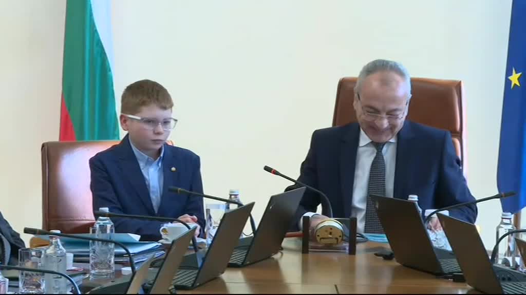 С призив за разговори: Шестокласник откри заседанието на кабинета