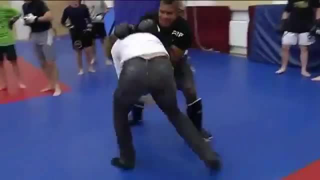 Репортер срещу Кикбоксьор ( Alistair Overeem)