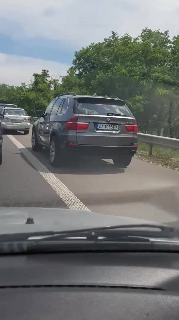 Шофиране в аварийна лента