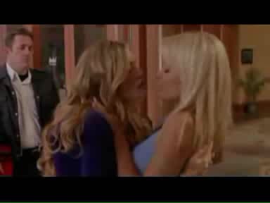 Pamela Anderson And Denise Richards Се Целуват