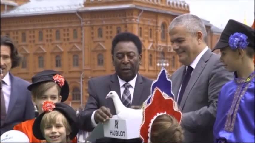 Краля на футбола в Санкт Петербург за откриването на Купата на Конфедерациите