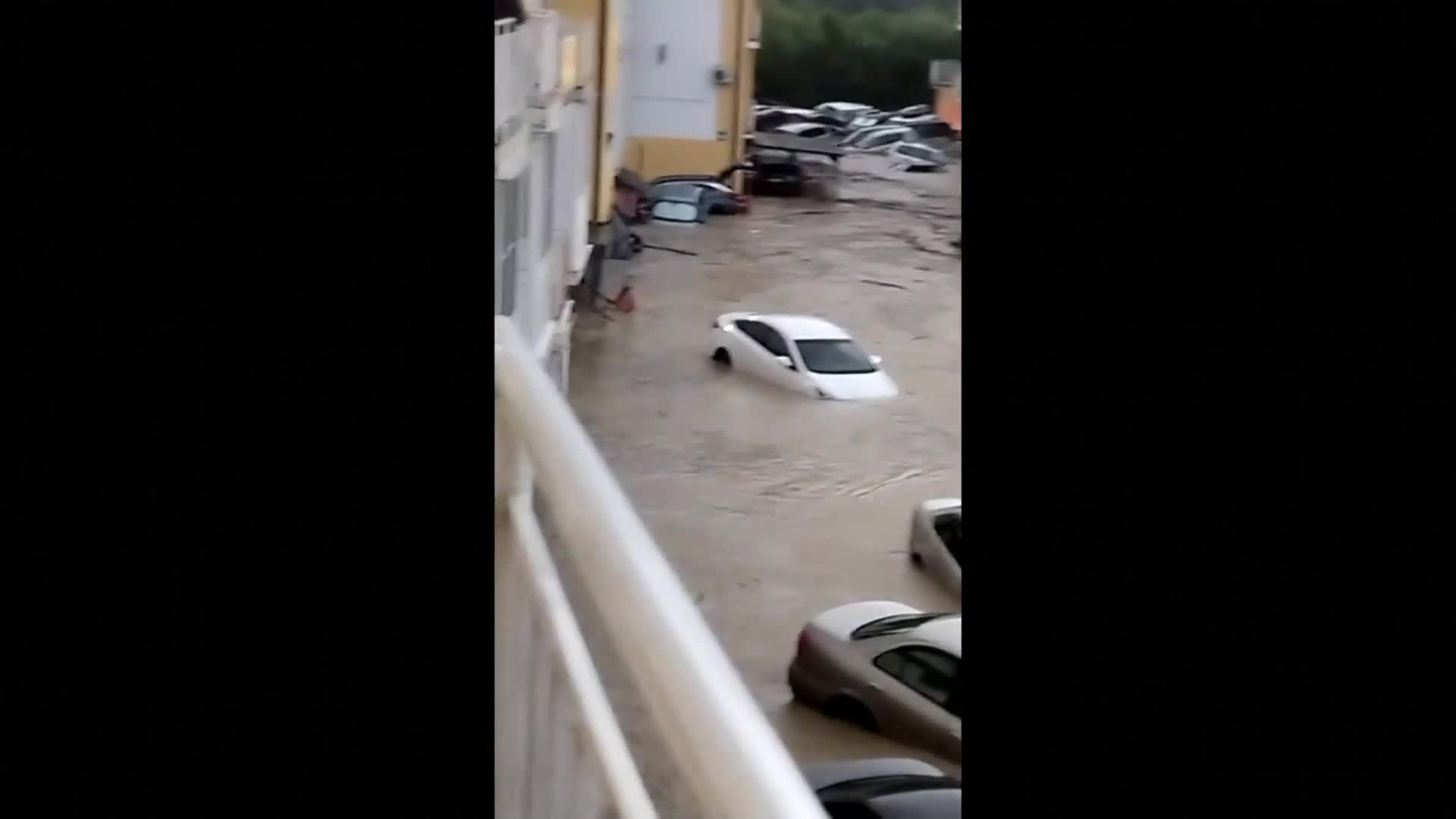 Порои превърнаха улици в Русия в реки
