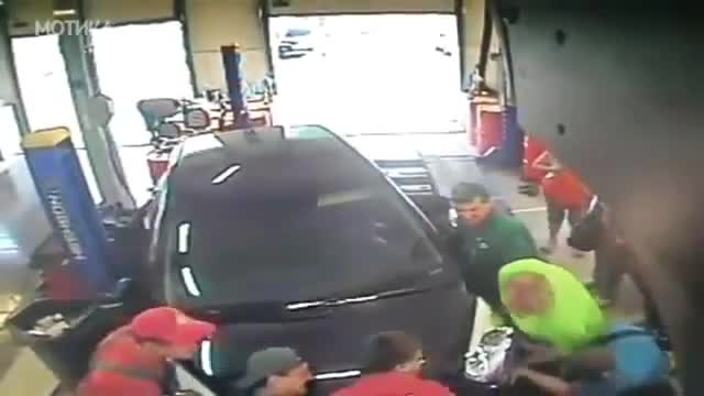 Жена в автосервиз изпраща монтьора на сервиз