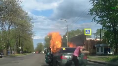 Бързата реакция спасява момиче от горяща кола - Русия
