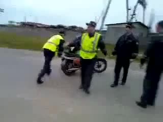 Смях ... Руски полицай кара мотор !!!