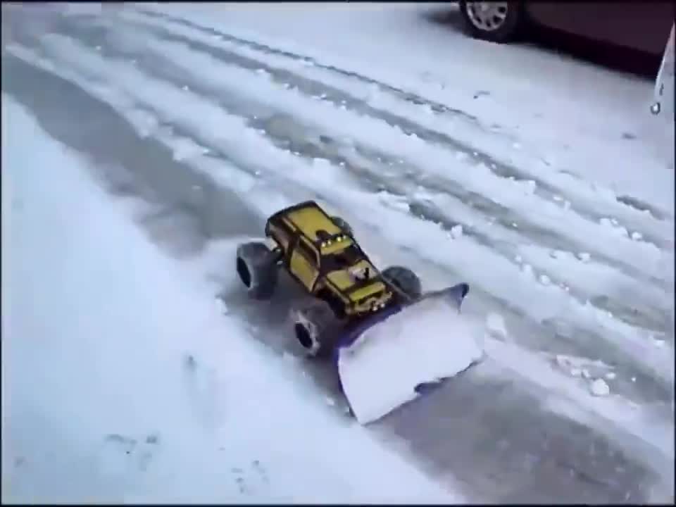 Чистенето на снега от улиците може да бъде и забавно!!!