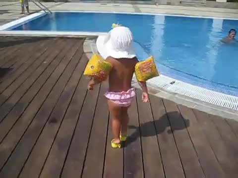 от малка се учи как да ходи с токчета :d