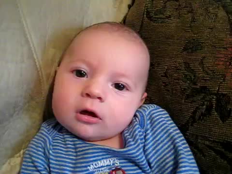 Бебче на 2 месеца се опитва да каже обичам те!