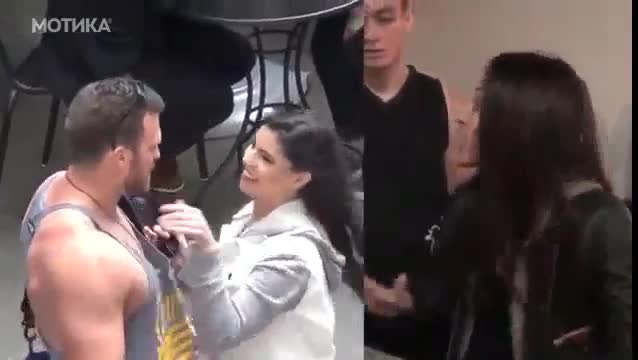 Момиче вижда как се държи гаджето и, когато непознато момиче флиртува с него