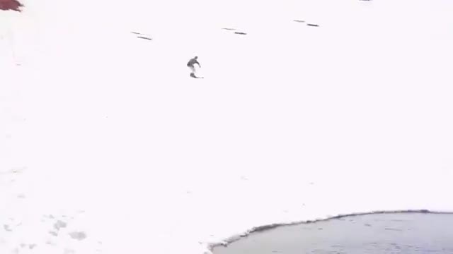 Спускане по езерце в планината
