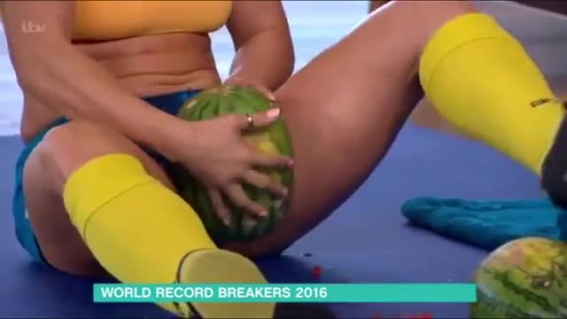 Жена смачква дини между бедрата си