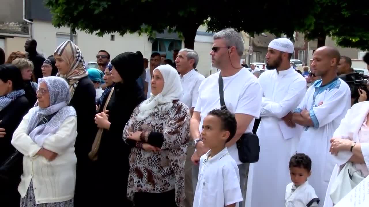 Мюсюлманската общност отдаде почит на убития свещеник във Франция