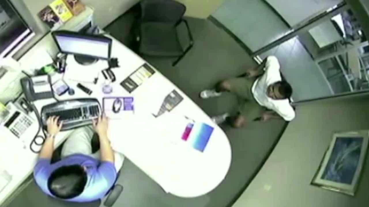 Те поставиха камери за наблюдение, но без да искат заснеха това! Много Смях!