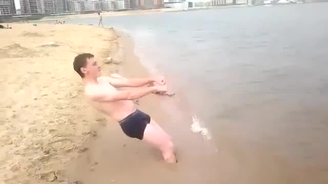 Супермен на плажа-много смях