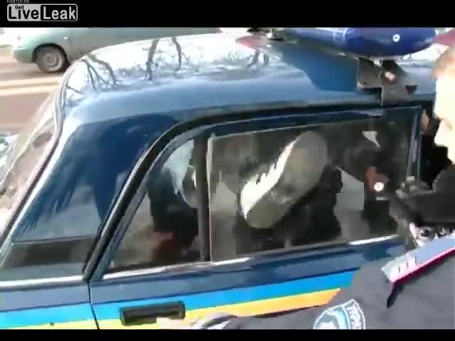 Полицаи срещу пиян украинец...