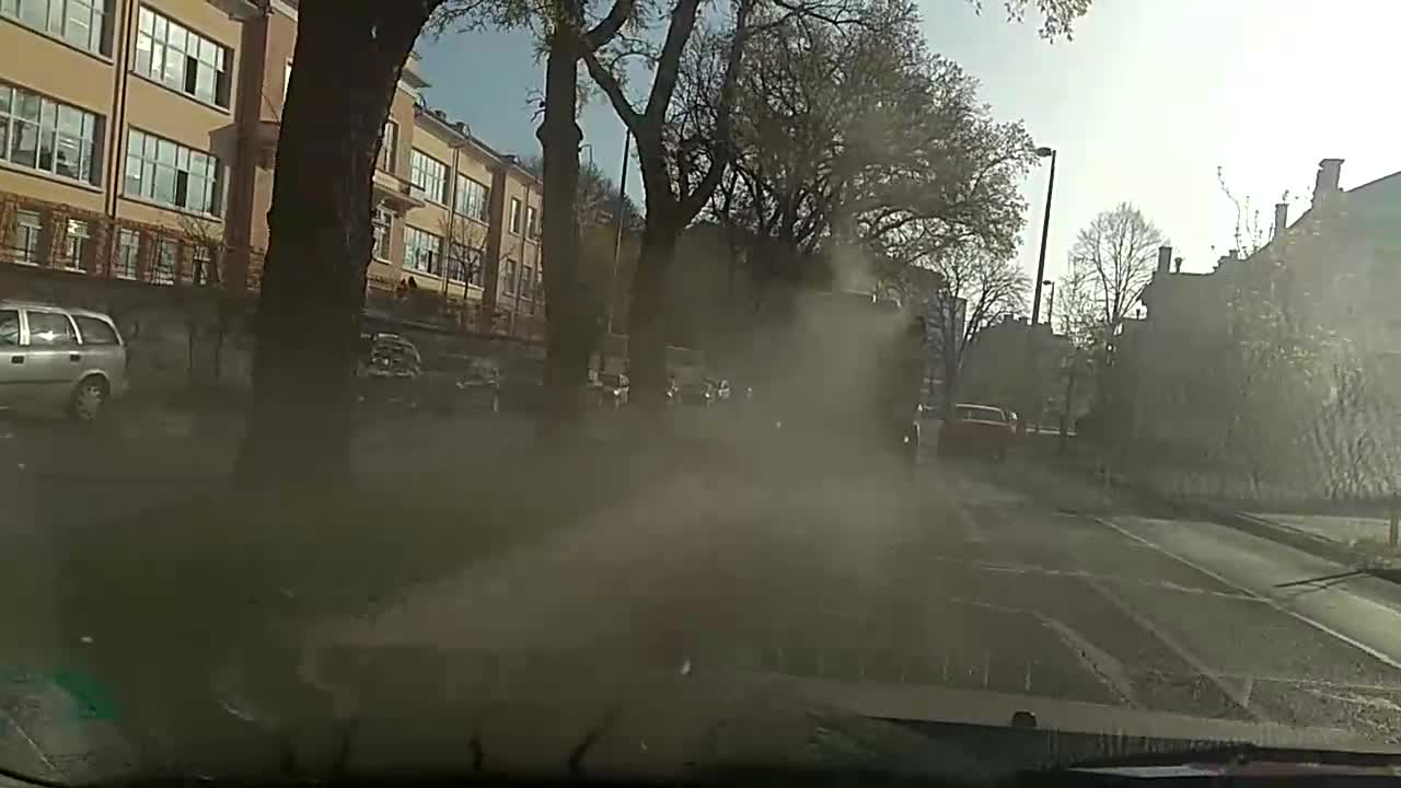 Камион по чистотата, който замърсява въздуха