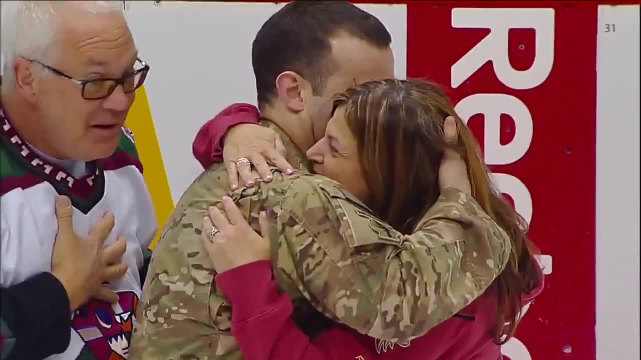 Войник се прибира и изненадва родителите си на хокеен мач