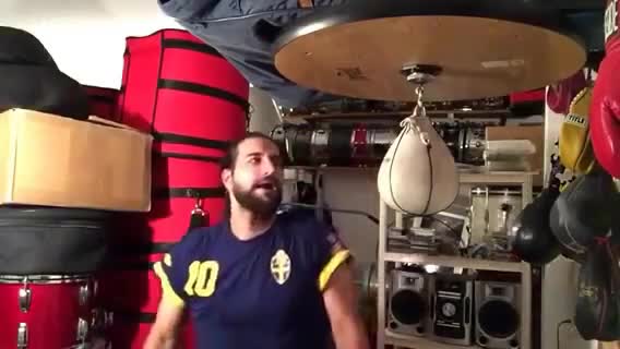 Какво може бивш барабанист!