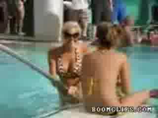 Пияня мацка прави стриптис и после се пребива много смях