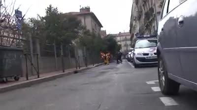 Remi Gaillard се прави на пчела и изяде боя