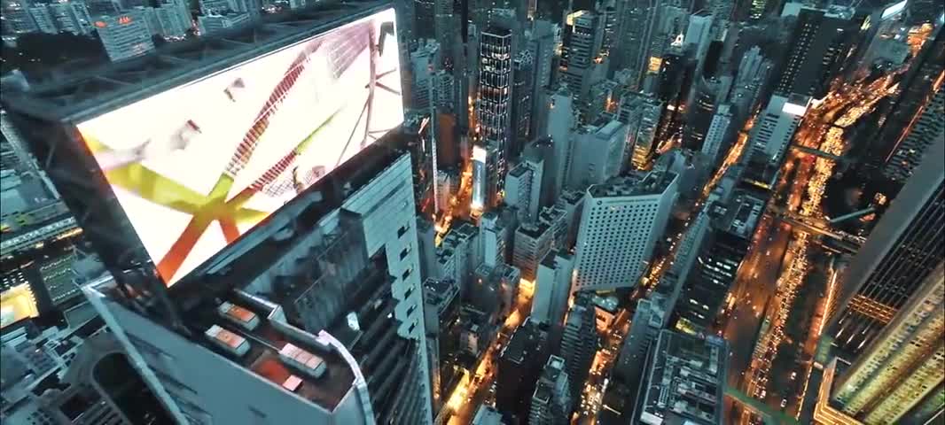 Руснаци хакват гигантски LCD екран на покрива на небостъргач да покажат кадри от изкачването си !
