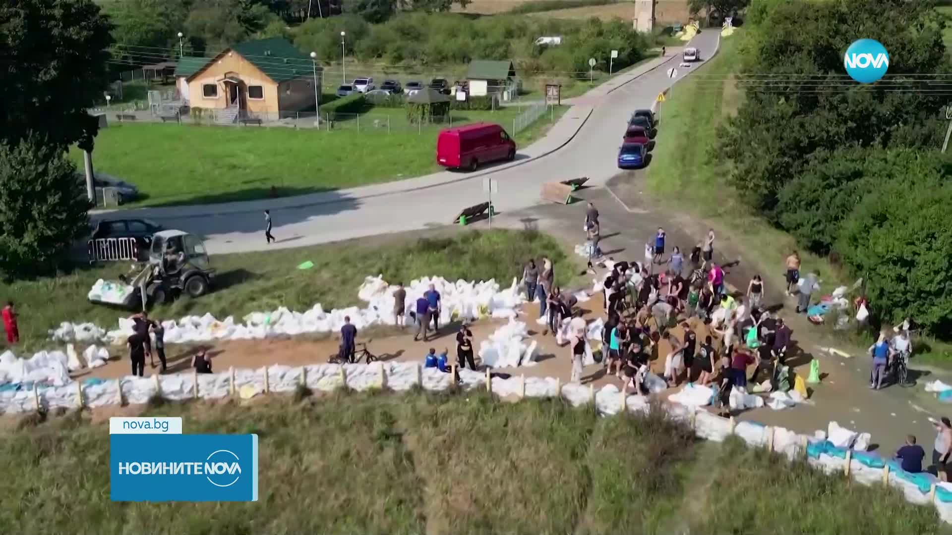 Хиляди редиха чували с пясък, за да спрат наводненията в Полша