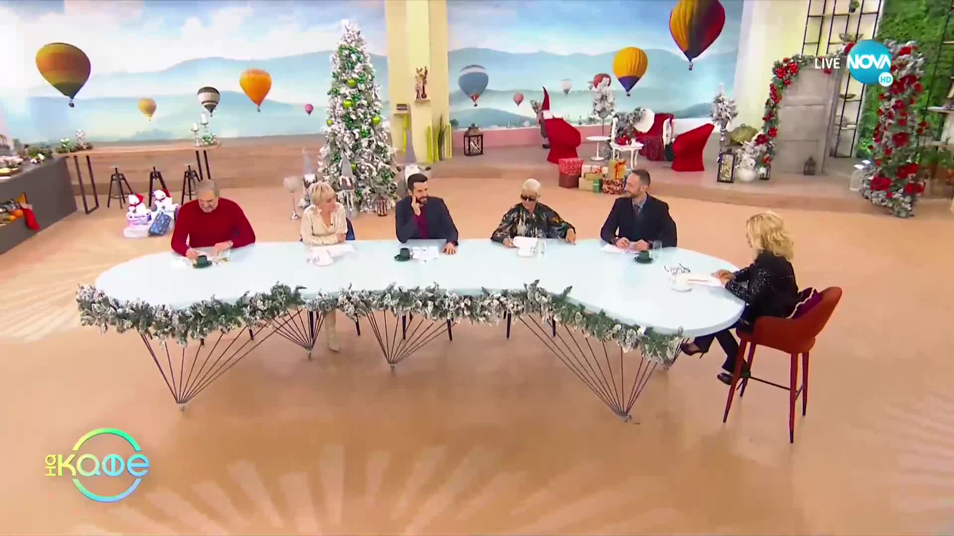 Семейство плува сред акули в Кабо Верде