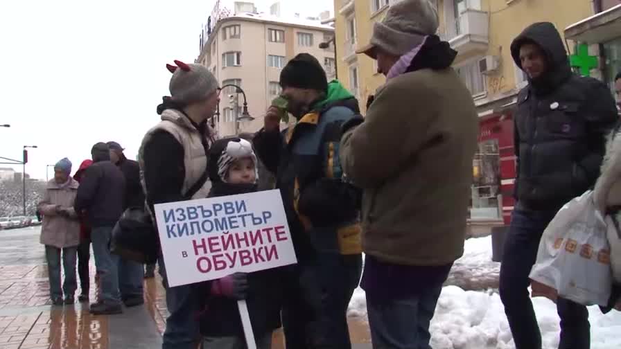 Извърви километър в нейните обувки