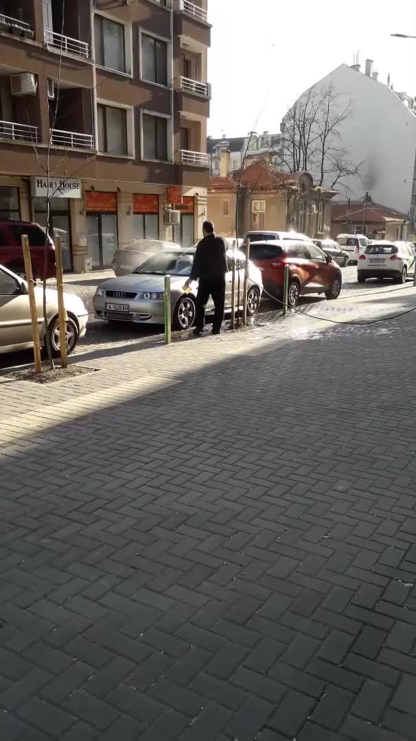 Да си миеш колата на улицата