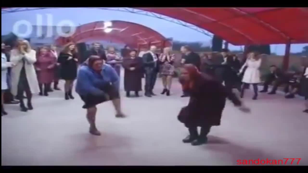 Баби с интересни танцови умения